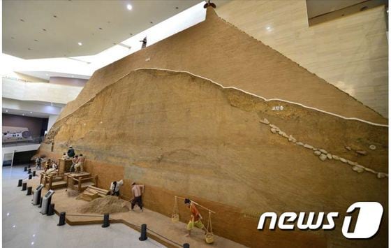 서울 한성백제박물관에 이전 전시된 풍납토성 동쪽 성벽. (문화재청 제공) ⓒ News1