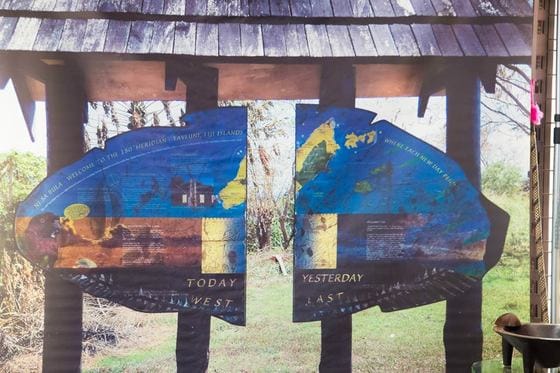 피지의 타베우니 섬에 있는 한 표지판. 표지판을 기준으로 왼쪽은 오늘이고 오른쪽은 어제이다. (출처=피지관광청공식페이스북) ⓒ뉴스1