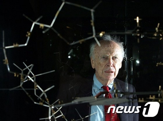 DNA의 이중나선구조를 밝힌 공로로 노벨 생리의학상을 수상한 제임스 왓슨.ⓒ AFP=뉴스1
