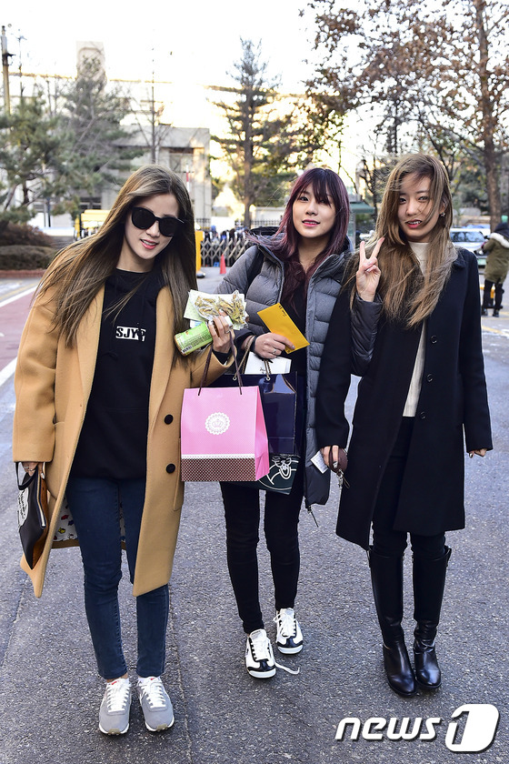 에이핑크 박초롱과 오하영, 윤보미(왼쪽부터)가 5일 오전 서울 여의도 KBS2 음악프로그램 '뮤직뱅크' 리허설을 위해 방송국으로 들어서고 있다. ⓒ News1