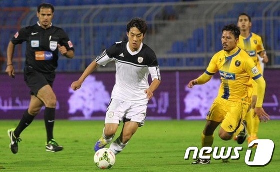 알 샤밥 박주영이 5일(한국시간) 알 오루바와의 2014-15 시즌 사우디아라비아 프로축구 프리미어리그 11라운드 원정경기에서 드리블을 하고 있다. 알 샤밥 페이스북 캡쳐 ⓒ News1