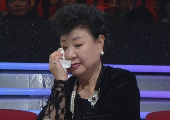 故 이봉조의 아내인 가수 현미가 '불후의 명곡' 녹화 도중 눈물을 흘리고 있다.