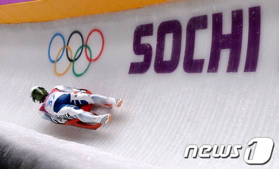 남자 싱글 루지에 출전한 김동현이 10일(한국시각) 러시아 소치 산악클러스터에 산키 슬라이딩 센터에서 열린 루지 남자 싱글 3차시기에서 역주하고 있다.2014.2.10/뉴스1 © News1   (소치(러시아)=뉴스1) 이동원 기자
