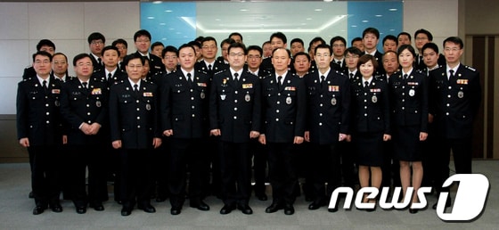 맹주한 평택해경서장(앞줄_왼쪽에서 다섯번째)가 새로 전입한 경찰관들과 기념사진을 같고있다. © News1  