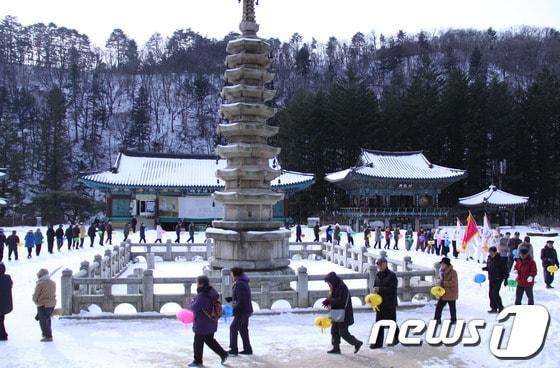 평창 월정사에서 지난해 12월 16일 탑돌이 봉행 행사를 진행했다. (월정사 제공) 2014.2.10/뉴스1 © News1 하중천