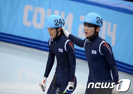 10일&#40;한국시간&#41; 러시아 소치 해안클러스터 아이스버그 스케이팅 팔라스에서 열린 2014 소치 동계올림픽 쇼트트랙 남자 1,500m 준결승에서 서로 부딪혀 넘어진 한국 쇼트트랙 대표팀 이한빈이 신다운을 격려하고 있다. 이한빈은 어드밴티지로 결승에 진출했다. 2014.2.10/뉴스1 © News1   &#40;소치&#40;러시아&#41;=뉴스1&#41; 이동원 기자