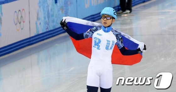러시아 쇼트트랙대표팀 안현수&#40;빅토르 안&#41;가 10일&#40;한국시간&#41; 러시아 소치 해안클러스터 아이스버그 스케이팅 팔라스에서 열린 쇼트트랙 남자 1500m 결선에서 3위를 기록한 후 환호하고 있다.  © News1 소치&#40;러시아&#41;=뉴스1 이동원 기자