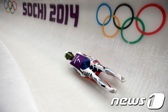 6일 소치 산악클러스터 산키 슬라이딩 센터에서 열린 여자 루지 연습시간에서 성은령이 레이스를 펼치고 있다 © AFP=News1 