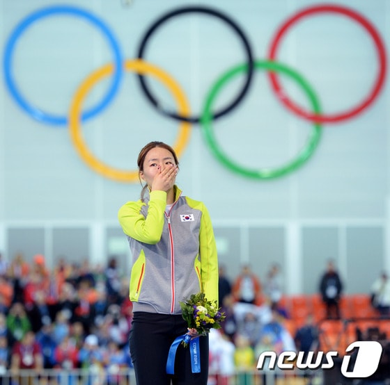 이상화&#40;25·서울시청&#41;가 여자 스피드스케이팅 500m에서 우승한 후 시상대에 오르며 감격하고 있다  © AFP=News1  
