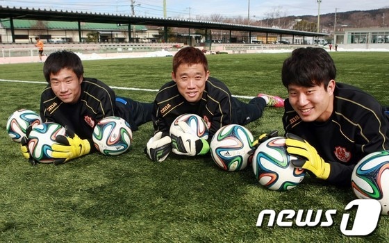 광주FC의 주전 골키퍼 전쟁을 벌이고 있는 류원우, 백민철, 제종현 선수 (왼쪽부터)© News1