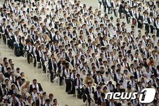 12일 경기도 가평시 청심평화월드센터에서 열린 통일교 합동결혼식에 참석한 신혼 부부들의 모습.© AFP=News1 