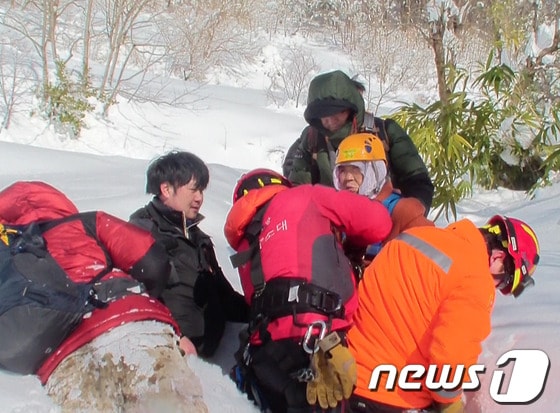 12일 오전 10시 35분께 삼척시 노곡면 개산리 고봉암 인근의 한 주택에 고립됐던 장모씨&#40;91·여&#41;가 소방대원의 도움으로 구조되고 있다.엿새간 쏟아진 폭설로 지난 6일부터 고립된 장 할머니와 한 방송국 촬영팀이 일주일 만에 무사히 구조됐다.&#40;사진제공=삼척소방서&#41; 2014.2.12/뉴스1 © News1
