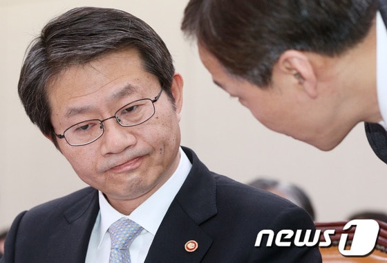 류길재 통일부장관이 13일 오전 서울 여의도 국회에서 열린 외교통일위원회 전체회의에서 관계자의 보고를 받으며 입을 굳게 다물고 있다. 2014.2.13/뉴스1 © News1 오대일 기자