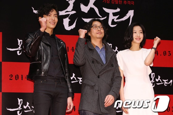 황인호 감독(가운데), 배우 이민기, 김고은이 13일 오전 서울 광진구 자양동 롯데시네마 건대입구에서 열린 영화 '몬스터' 제작보고회에서 포토타임을 갖고 있다. 2014.2.13 스타뉴스/뉴스1 © News1   