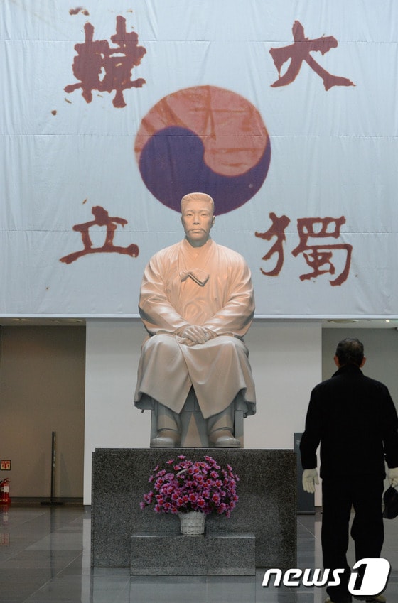 중국 하얼빈 역에서 이토 히로부미를 저격한 안중근 의사가 일제에 의해 사형을 선고 받은 날인 2월14일을 하루 앞둔 13일 오후 서울 용산구 후암동 안중근의사기념관을 찾은 시민들이 전시장을 관람하고 있다. 밸런타인데이로 잘 알려진 2월14일이 안중근 의사의 사형선고일과 겹친다는 사실이 알려지며 최근 안 의사에 대한 관련행사와 추모 열기가 고조되고 있다. 2014.2.13/뉴스1 © News1 양동욱 기자