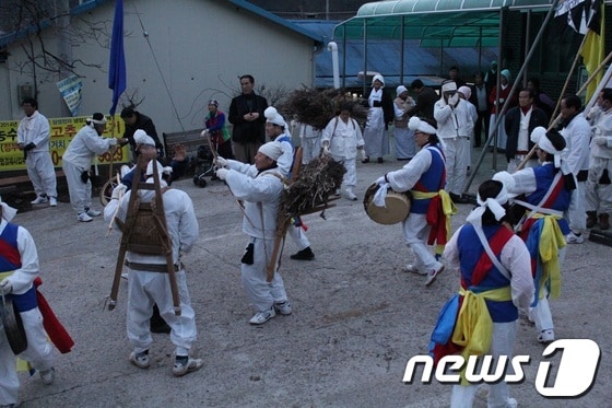 마을 사람들은 정성들여 목욕재계하고 산에 가서 나무를 한 짐씩 베어다가 동화대를 쌓고 불을 태워 액운을 제거하는 의례식을 행하고 있다. © News1 조문현 기자  