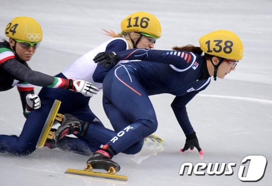 대한민국 여자 쇼트트랙 대표팀 박승희가 13일(한국시간) 러시아 소치 해안 클러스터 아이스버그 스케이팅 팔라스 경기장에서 열린 여자 개인 500m 결승 경기에서 상대선수의 반칙으로 넘어지고 있다. 2014.2.13/뉴스1 © News1   (소치(러시아)=뉴스1) 이동원 기자