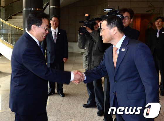 우리측 수석대표인 김규현 청와대 국가안보실 1차장(오른쪽)이 14일 오전 판문점 남측 평화의 집에서 열린 남북 고위급 접촉에서 북측 수석대표인 원동연 조선노동당 통일전선부 제1부부장을 만나 악수를 나누고 있다. (통일부 제공) 2014.2.14/뉴스1 © News1