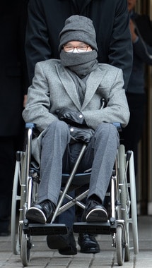 이재현 CJ그룹 회장이 14일 오후 1심 선고공판을 마치고 서울 서초동 서울중앙지방법원을 나서고 있다. 서울중앙지법 형사합의24부(부장판사 김용관)는 14일 1657억원의 탈세·횡령·배임 혐의로 기소된 이재현 회장에게 징역 4년과 벌금 260억원을 선고했다.단 이재현 회장의 건강상태와 도주 우려가 없는 점을 고려해 법정구속은 하지 않겠다고 덧붙였다. 2014.2.14/뉴스1 © News1   손형주 기자