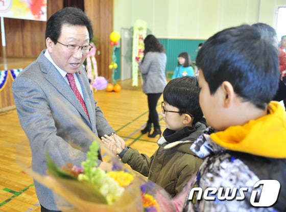 민병희 강원도교육감이 학생들과 이야기를 나누고 있는 모습.  © News1   하중천  기자