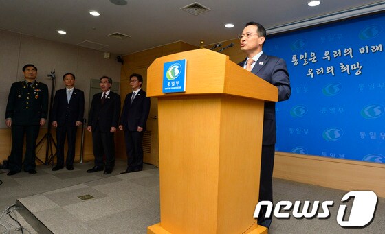 남북고위급 회담을 마치고 돌아온 우리측 수석대표인 김규현 청와대 국가안보실 1차장이 14일 오후 서울 세종로 정부서울청사 통일부 브리핑룸에서 남북 고위급 접촉 결과를 발표하고 있다.남북은 고위급 회담에서 이산가족 상봉을 예정대로 진행하기로 합의했다.2014.2.14/뉴스1 © News1 최영호 기자
