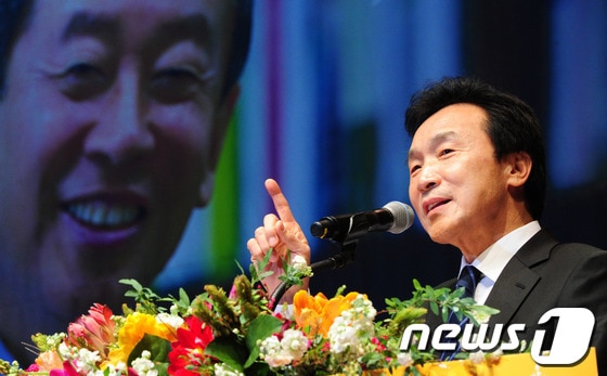 15일 전북 전주시 중화산동 화산체육관에서 열린 임정엽 완주군수 '변방이 중심을 구할것이다' 출판기념회에 참석한 손학규 민주당 상임고문이 축사를 하고 있다.2014.2.15/뉴스1 © News1 김대웅 기자