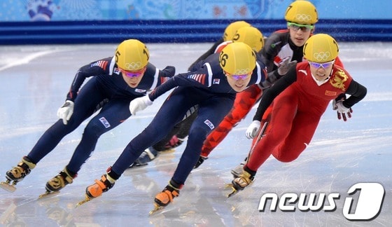 대한민국 여자 쇼트트랙 대표팀 조해리,김아랑 15일&#40;한국시간&#41; 러시아 소치 해안 클러스터 아이스버그 스케이팅 팔라스 경기장에서 열린 여자 개인 1,500m 준결승 경기에서 역주하고 있다. 2014.2.15/뉴스1 © News1 &#40;소치&#40;러시아&#41;=뉴스1&#41; 이동원 기자