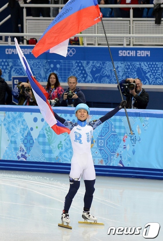 러시아 쇼트 대표팀 안현수가 15일(한국시간) 러시아 소치 해안 클러스터 아이스버그 스케이팅 팔라스 경기장에서 열린 남자 개인 1,000m 결승 경기에서 1위로 결승선을 통과 후 환호하고 있다. 2014.2.15/뉴스1 © News1 (소치(러시아)=뉴스1) 이동원 기자