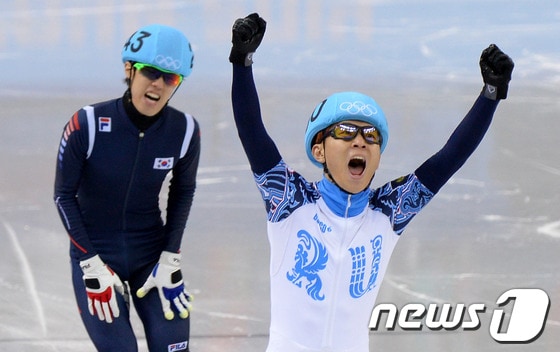2014 소치 동계올림픽 러시아 쇼트트랙 대표팀 안현수(빅토르 안)가 15일(한국시간) 러시아 소치 해안 클러스터 아이스버그 스케이팅 팔라스 경기장에서 열린 남자 개인 1,000m 결승 경기에서 1위로 결승선을 통과한 후 환호하고 있다. 2014.2.15/뉴스1 © News1 (소치(러시아)=뉴스1) 이동원 기자