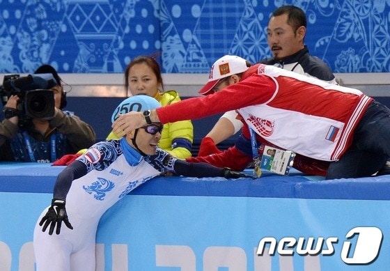 러시아 쇼트 대표팀 안현수가 15일(한국시간) 러시아 소치 해안 클러스터 아이스버그 스케이팅 팔라스 경기장에서 열린 남자 개인 1,000m 결승 경기에서 1위로 결승선을 통과 후 코칭스텝의 축하를 받고 있다. 오른쪽 뒤의 남성은 한국 대표팀의 최광복 코치. 2014.2.15/뉴스1 © News1   (소치(러시아)=뉴스1) 이동원 기자