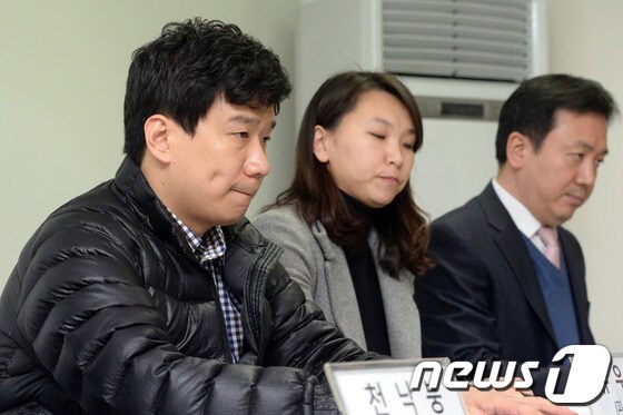 &#39;서울시 탈북 공무원 간첩 사건&#39;으로 재판을 받고 있는 유우성씨&#40;왼쪽&#41;와 변호인단이 지난달 16일 오후 서울 서초구 민변 사무실에서 검찰증거에 대한 조작 여부와 관련된 기자회견을 열고 있다. © News1 민경석 기자