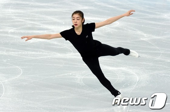 올림픽 2연패에 도전하는 &#39;피겨여왕&#39; 김연아가 16일&#40;한국시간&#41; 러시아 소치 해안 클러스터 아이스버그 스케이팅 팔라스 경기장에서 아름다운 선율에 맞춰 멋진 연기를 펼치고 있다.  2014.2.16/뉴스1 © News1   &#40;소치&#40;러시아&#41;=뉴스1&#41; 이동원 기자