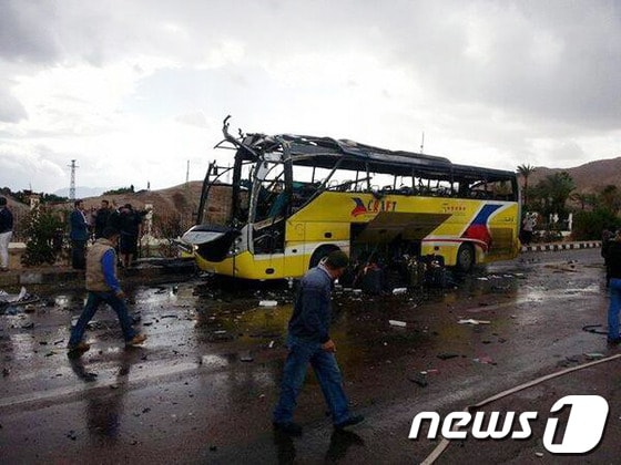 이집트 시나이반도 휴양도시 타바 인근에서 한국인 관광객들이 타고 있던 버스가 폭발해 최소 5명이 숨지고 27명 이상이 부상한 것으로 알려졌다. 사고가 난 시나이반도는 이스라엘 접경지역이다. 사고 버스에는 33명이 타고 있었으며, 대부분 한국인이 탑승하고 있었다. 이들은 시나이반도 중남부에 위치한 그리스 정교회 소속 성캐터린 수도원을 방문한뒤 타바에 도착한 뒤에 이같은 사고를 당했다. 현지 여행사 관계자에 따르면 현지에서 한국인이 운영하는 여행사가 이번 시나이반도 관광을 주선한 것으로 알려졌다.사진은 이집트 현지 사고현장 &#40;트위터&#41; 2014.2.16/뉴스1 © News1   