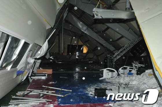17일 오후 9시15분께 경북 경주시 양남면 신대리 동대산 기슭의 마우나오션리조트에서 2층 건물의 지붕이 붕괴된 현장.현장에 있던 피해 학생에 따르면 사고 당시 강당 안에는 부산외국어대학교 신입생 환영회가 진행 중이었으며 강당 내에는 학생들과 직원 수백여명이 있었던 것으로 전해졌다. 2014.2.17/뉴스1  © News1   노화정  기자