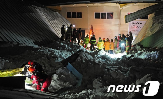 17일 오후 9시 15분께 경북 경주시 양남면 신대리 동대산 기슭의 마우나오션리조트 강당 건물 지붕이 붕괴돼 출동한 119 구조대원들이 구조작업을 하고 있다.현장에 있던 피해 학생에 따르면 사고 당시 강당 부산외국어대학교 신입생 환영회가 진행 중 이었으며 강당 내에는 학생들과 직원 수백여 명이 있었던 것으로 전해졌다. 2014.2.18/뉴스1 © News1   김영진 기자