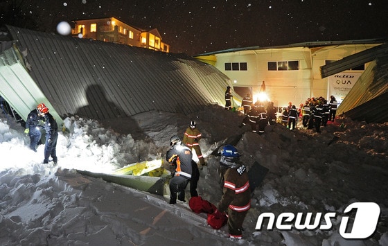 17일 오후 9시 15분께 경북 경주시 양남면 신대리 동대산 기슭의 마우나오션리조트 강당 건물 지붕이 붕괴돼 출동한 119 구조대원들이 구조작업을 하고 있다.현장에 있던 피해 학생에 따르면 사고 당시 강당 부산외국어대학교 신입생 환영회가 진행 중 이었으며 강당 내에는 학생들과 직원 수백여 명이 있었던 것으로 전해졌다. 2014.2.18/뉴스1 © News1 김영진 기자