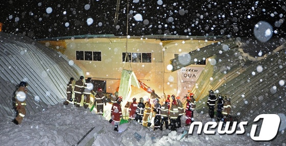 17일 밤 붕괴된 경북 경주시 양남면 마우나오션리조트 강당 건물에서 119 구조대원들이 구조작업을 벌이고 있다./2014.2.18/뉴스1 © News1 김영진 기자