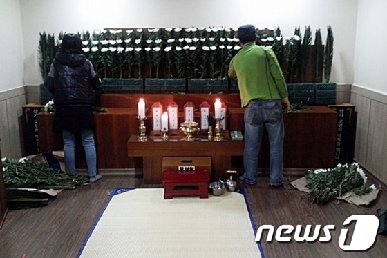 18일 오전 울산시 북구 21세기좋은병원 장례식장에 마련된 경주 마우나리조트 붕괴 사고 사망자들의 합동빈소를 찾은 조문객들이 헌화하고 있다. © News1  