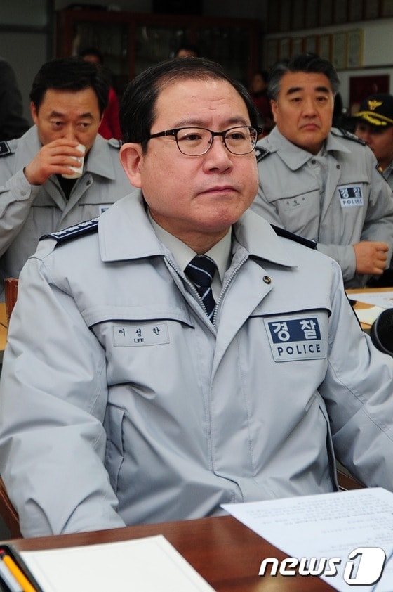 이성한 경찰청장이 18일 경주 마우나 리조트 붕괴사고 수사본부가 차려진 경주경찰서에서 배봉기 경북경찰청 차장으로부터 수사진행 상황을 보고 받고 있다./2014.2.18/뉴스1 © News1 최창호 기자