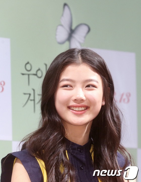 배우 김유정이 18일 오전 서울 압구정CGV에서 열린 영화 '우아한 거짓말' 제작보고회에 참석하고 있다. '우아한 거짓말(이한 감독)'은 아무 말 없이 세상을 떠난 14살 소녀의 숨겨진 비밀을 찾아가는 엄마와 언니 그리고 주변사람들의 이야기를 그린 영화로 오는 3월 13일 개봉을 앞두고 있다. 2014.2.18 스타뉴스/뉴스1 © News1  