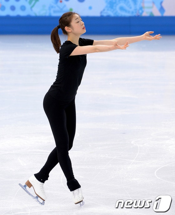 올림픽 2연패에 도전하는 '피겨여왕' 김연아가 18일(한국시간) 러시아 소치 해안 클러스터 아이스버그 스케이팅 팔라스 경기장에서 쇼트프로그램 '어릿광대를 보내주오' 선율에 맞춰 멋진 연기를 펼치고 있다.김연아가 도전하는 올림픽 2연패는 여자 피겨에서 보기 힘든 기록이다. 노르웨이의 소냐 헤니(1928, 1932, 1936)와 독일의 카타리나 비트(1984, 1988)만이 가진 기록으로, 김연아의 이번 도전에 사상 3번째 올림픽 2연패 달성 여부가 달려 있어 많은 관심이 모이고 있다.김연아는 오는 20일 여자 쇼트 프로그램, 다음날인 21일 여자 프리 스케이팅 경기에 출전을 앞두고 있다.2014.2.18/뉴스1 © News1 (소치(러시아)=뉴스1) 이동원 기자