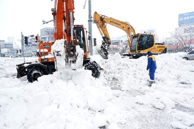 18일 강원 강릉시에 70㎝가 넘는 적설량을 기록하는 가운데 시내 중심지에서 포크레인을 동원해 제설작업을 벌이고 있다. 오후 3시 현재 강릉 등 11개 시·군에 대설특보가 내려진 상태다. 2014.2.18/뉴스1 © News1   서근영 기자