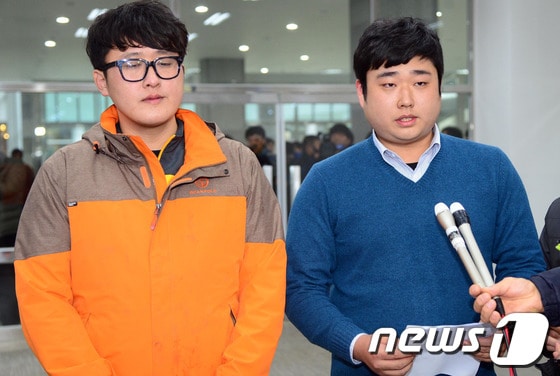 부산외대 정유권 학생회장과 윤노엘 부학생회장이 18일 오후 경주 마우나오션리조트 붕괴사고 희생자들의 합동분향소가 마련된 부산외대 남산동 캠퍼스를 찾아 사과문을 읽고 있다. 2014.2.18/뉴스1 © News1 여주연 기자