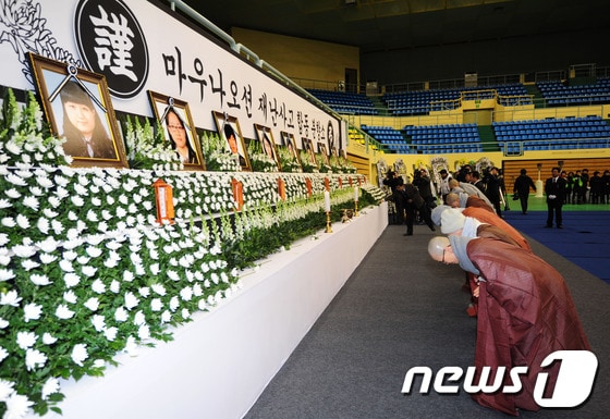 18일 경북 경주 마우나오션리조트 붕괴사고로 숨진 희생자 10명의 명복을 비는 합동분향소가 경주 실내체육관에 차려지자 종교인들이 헌화, 분향하고 있다./2014.2.18/뉴스1 © News1 최창호 기자