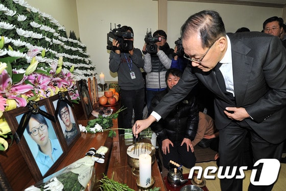 새누리당 황우여 대표가 18일 오후 경주 마우나오션리조트 붕괴 사고 희생자 6명이 안치된 울산시 북구 21세기좋은병원 장례식장을 찾아 분향하고 있다. 2014.2.18/뉴스1 © News1   노화정  기자