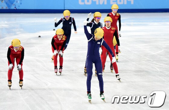 18일&#40;한국시간&#41; 러시아 소치 해안 클러스터 아이스버그 스케이팅 팔라스 경기장에서 열린 여자 계주 3000m 결승에서 대한민국 여자 쇼트트랙 계주 대표팀 심석희가 1위로 결승선을 통과하며 환호하고 있다. 2014.2.18/뉴스1 © News1 &#40;소치&#40;러시아&#41;=뉴스1&#41; 이동원 기자