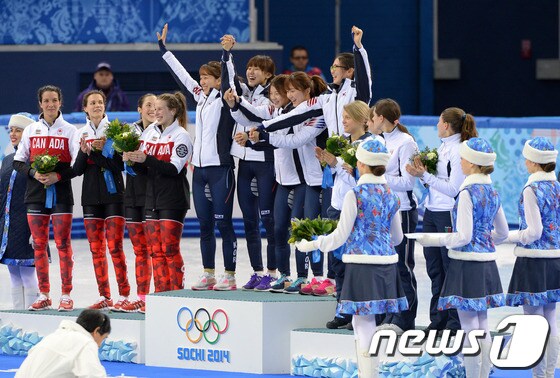 18일&#40;한국시간&#41; 러시아 소치 해안 클러스터 아이스버그 스케이팅 팔라스 경기장에서 열린 동계올림픽 쇼트트랙 여자 계주 3000m 결승에서 금메달을 획득한 대한민국 여자 쇼트트랙 계주 대표팀 선수들이 플라워 세리머니를 펼치고 있다. .2014.2.18/뉴스1 © News1 &#40;소치&#40;러시아&#41;=뉴스1&#41; 이동원 기자