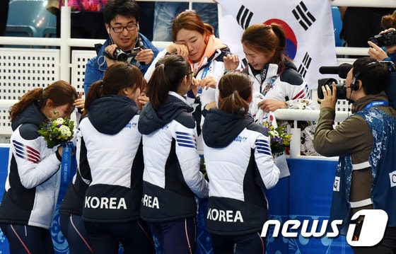 18일(한국시간) 러시아 소치 해안 클러스터 아이스버그 스케이팅 팔라스 경기장에서 열린 동계올림픽 쇼트트랙 여자 계주 3000m 결승에서 금메달을 획득한 대한민국 여자 쇼트트랙 계주 대표팀 선수들이 플라워 세리머니를 마치고 스피드스케이팅 대표팀 이상화, 박승주와 함께 눈물을 흘리며 서로를 격려하고 있다. 심석희(세화여고), 박승희(화성시청), 조해리(고양시청), 김아랑(전주제일고), 공상정(유봉여고)으로 구성된 한국 여자쇼트트랙 대표팀은 2006년 토리노올림픽 이후 8년만에 여자 계주 3000m 정상을 탈환했다.2014.2.18/뉴스1 © News1 (소치(러시아)=뉴스1) 이동원 기자