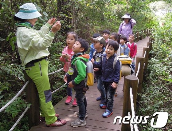숲해설사가 아이들에게 숲에 대한 설명을 하고 있다. 2014.2.19/뉴스1 © News1 하중천