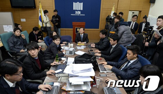 윤갑근 대검찰청 강력부장이 19일 오후 서울 서초구 대검찰청 기자실에서 서울시 공무원 간첩 사건 증거위조 진상조사팀 브리핑을 하고 있다. © News1 안은나 기자